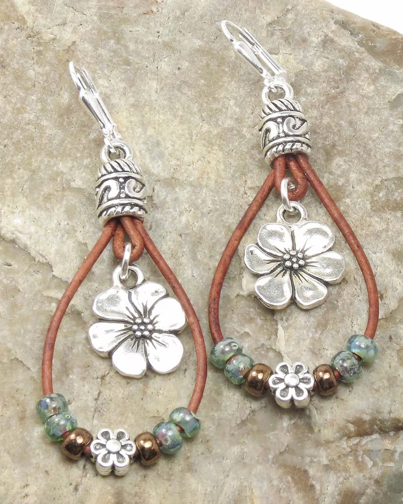 Boucles d'oreilles simples en cuir boho avec fleur en corde